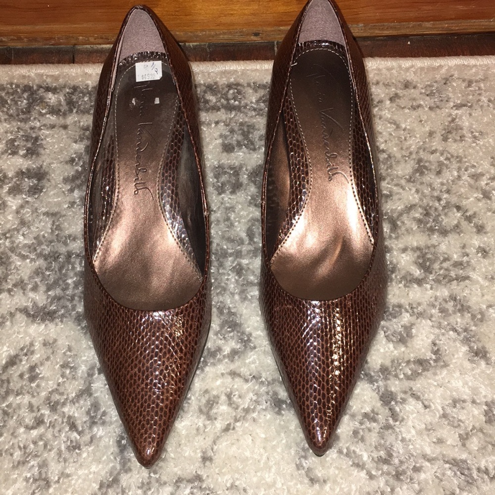 Gloria Vanderbilt copper brown pointed heels